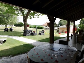 Outdoor dining - Guesthouse “Le Relais” with Shared Terrace, Garden, and Wi-Fi (Arnac-la-Poste)
