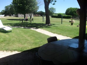 Outdoor dining - Guesthouse “Le Relais” with Shared Terrace, Garden, and Wi-Fi (Arnac-la-Poste)