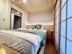 Iron/ironing board, free WiFi, bed sheets - [NEW] Shinjuku Area | Modern Japanese-Style Entire House Rental | 5-minute walk from JR Mejiro Station | Convenient access to Shinjuku and Ikebukuro (新宿区)