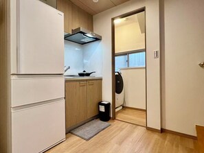 Fridge, microwave, stovetop, electric kettle - [NEW] Shinjuku Area | Modern Japanese-Style Entire House Rental | 5-minute walk from JR Mejiro Station | Convenient access to Shinjuku and Ikebukuro (新宿区)
