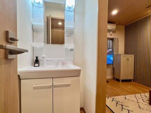 Shower, hair dryer, bidet, towels - [NEW] Shinjuku Area | Modern Japanese-Style Entire House Rental | 5-minute walk from JR Mejiro Station | Convenient access to Shinjuku and Ikebukuro (新宿区)