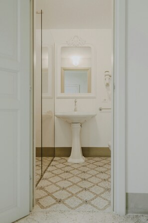 Shower - Flat from 17th century in a monastery in Nardò (Nardo')
