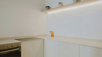 Microwave, oven, dishwasher, coffee/tea maker