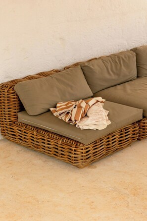 A wicker sofa with cushions against a wall. - Farmhouse with pool in olive grove near Ostuni (Ostuni)