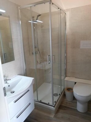 Shower, free toiletries, towels, toilet paper - osteria il becco fine affittacamere (Cumignano Sul Naviglio)
