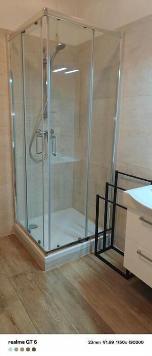 Twin Room | Bathroom