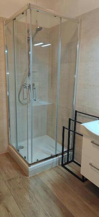 Twin kamer | Badkamer | Een douche, gratis toiletartikelen, handdoeken, toiletpapier