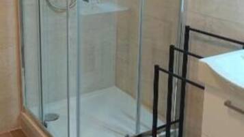 Twin kamer | Badkamer | Een douche, gratis toiletartikelen, handdoeken, toiletpapier