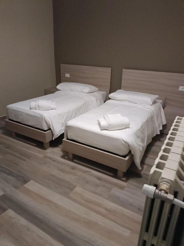 Twin Room | Free WiFi - osteria il becco fine affittacamere (Cumignano Sul Naviglio)