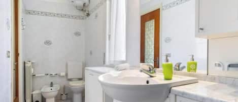 Douche, sĂšche-cheveux, bidet