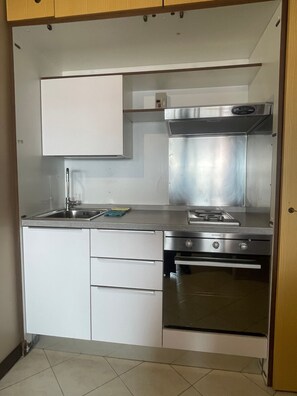 KĂŒhlschrank, Mikrowelle, Ofen, Herdplatte