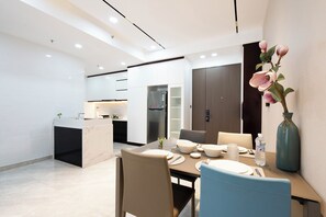Apartamento premium, vista para o jardim | Opções para refeição
