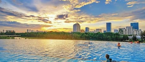 2 outdoor pools