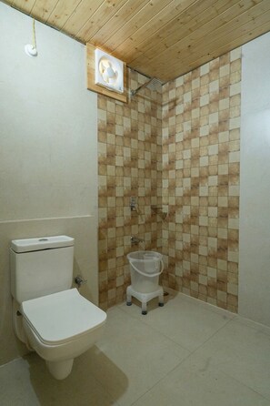 Luxury Cottage, Garden View | Bathroom | Shower, towels, soap, shampoo - The Arks Baagh Villas (Ramnagar)