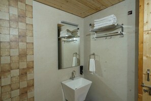 Luxury-Ferienhaus, Gartenblick | Badezimmer | Dusche, Handtücher, Seife, Shampoo