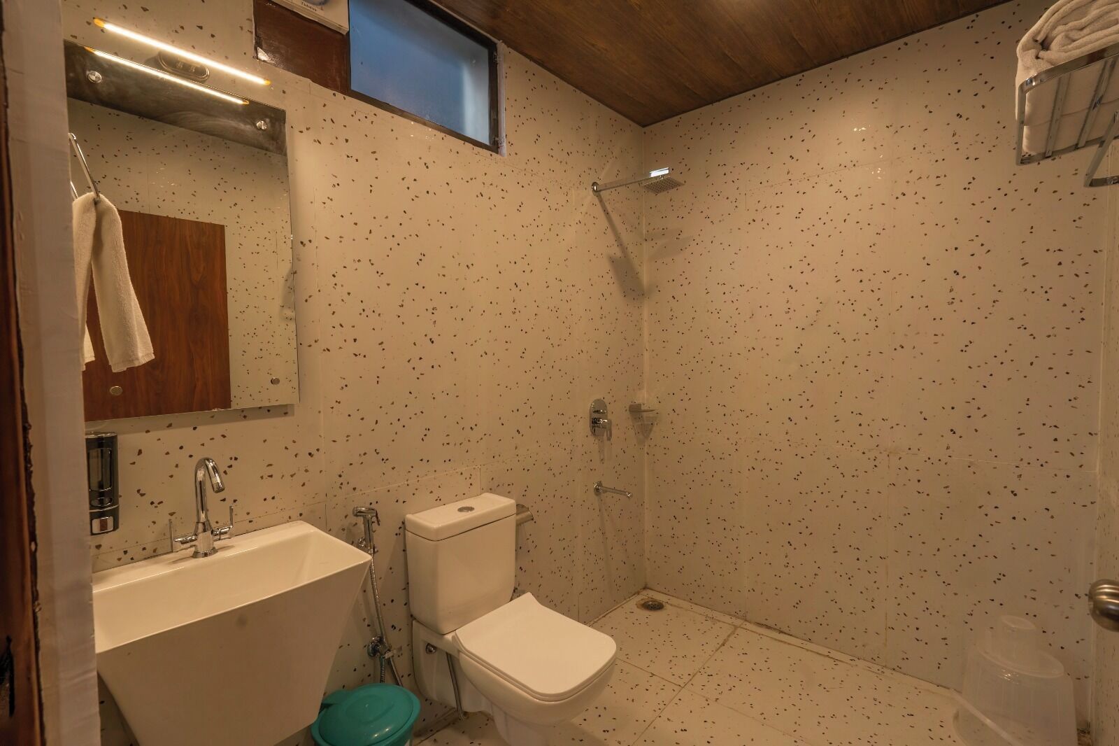 Ducha, toallas, jabón, shampoo