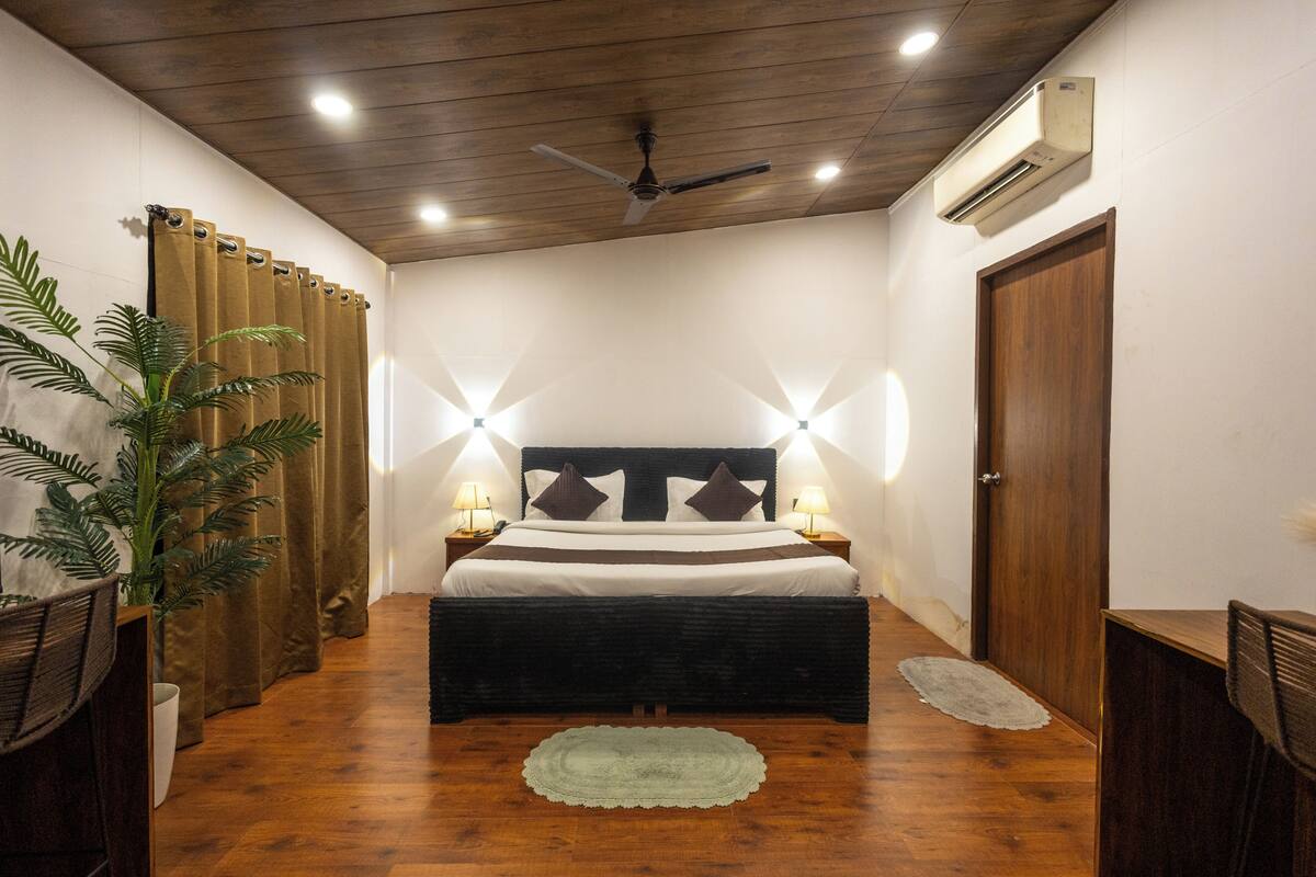 Luxury Single Room, Garden View | Laptop workspace, WiFi (free)