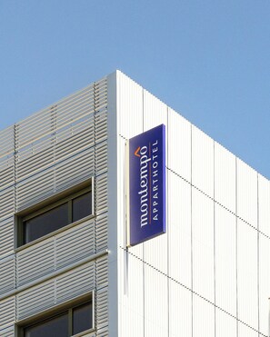Un edifici amb un cartell que diu 'montempos aparthotel'.