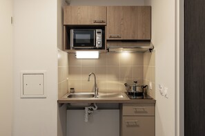 Mini réfrigérateur, micro-ondes, plaque de cuisson