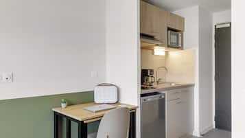 Chambre Standard avec lits jumeaux | Cuisine privée | Mini réfrigérateur, micro-ondes, plaque de cuisson