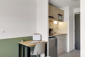 Chambre Standard avec lits jumeaux | Cuisine privée | Mini-réfrigérateur, four à micro-ondes, surface de cuisson