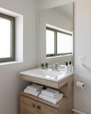 Douche, serviettes fournies, savon, shampooing