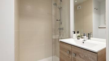 Chambre Standard avec lits jumeaux | Salle de bain | Douche, serviettes fournies, savon, shampoing