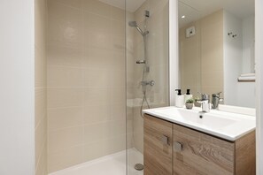 Chambre Standard avec lits jumeaux | Salle de bain | Douche, serviettes fournies, savon, shampoing