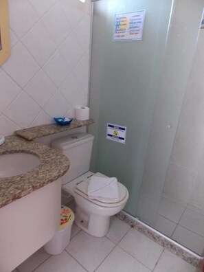 Standard-Vierbettzimmer | Badezimmer | Dusche, Handtücher, Seife, Shampoo