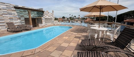 Piscina externa, funciona das 8h às 18h, guarda-sóis, espreguiçadeiras