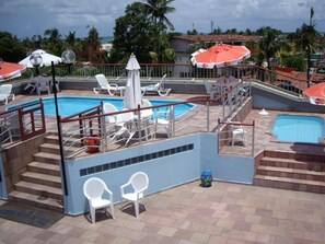 Piscina a l'aire lliure (horari: 08:00-18:00), para-sols i gandules 