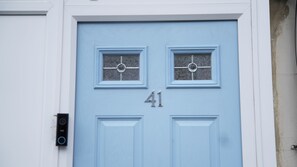 Uma porta azul com duas janelas e o número 41.