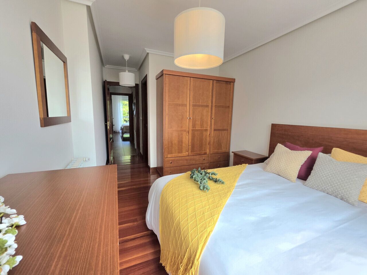 2 dormitorios, tabla de planchar con plancha, ropa de cama