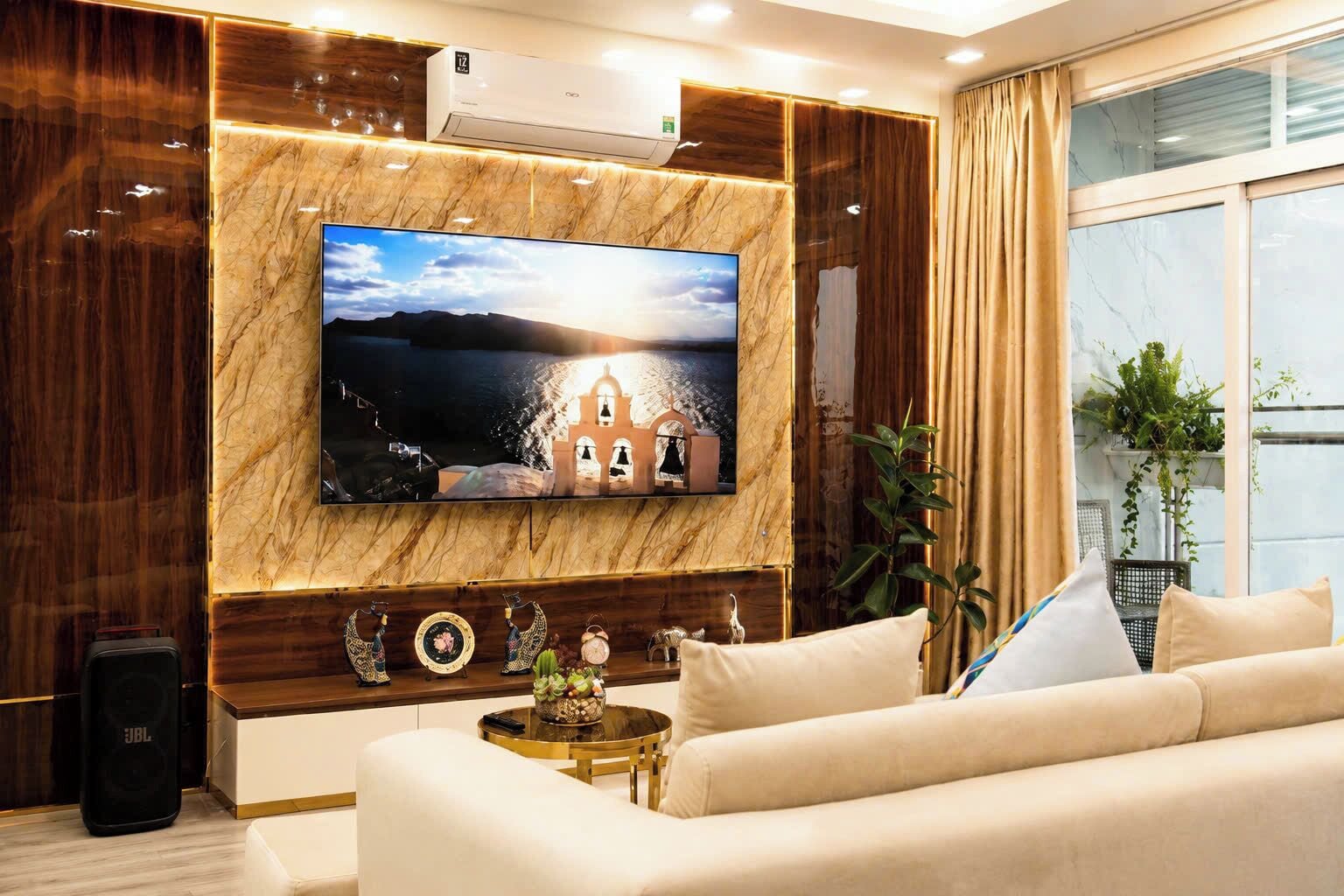 Luxury Penthouse, 4 Bedrooms | Desk, blackout curtains, iron/ironing board, free WiFi