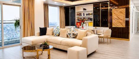 Luxury Penthouse, 4 Bedrooms | In-room dining