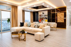 Una sala de estar moderna con sofá, mesa de centro y comedor.