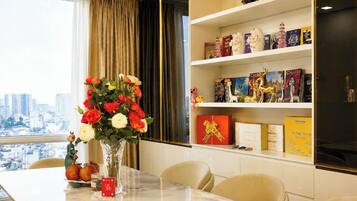 Luxury Penthouse, 4 Bedrooms | In-room dining