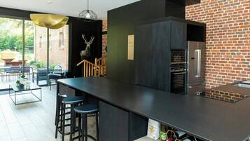 Microwave, oven, dishwasher, coffee/tea maker