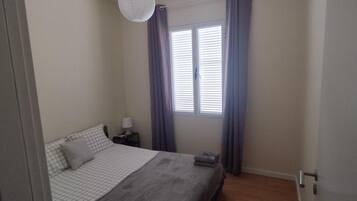 Tabla de planchar con plancha, wifi, ropa de cama