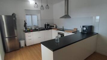 Frigorífico, microondas, horno y placa de cocina