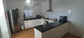 Fridge, microwave, oven, stovetop - Apartment 'Moradia Girassol Porto Santo' with Mountain View, Private Pool and Wi-Fi (Camacha)