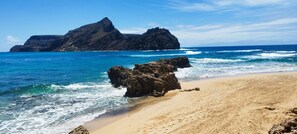 Beach nearby - Apartment 'Moradia Girassol Porto Santo' with Mountain View, Private Pool and Wi-Fi (Camacha)