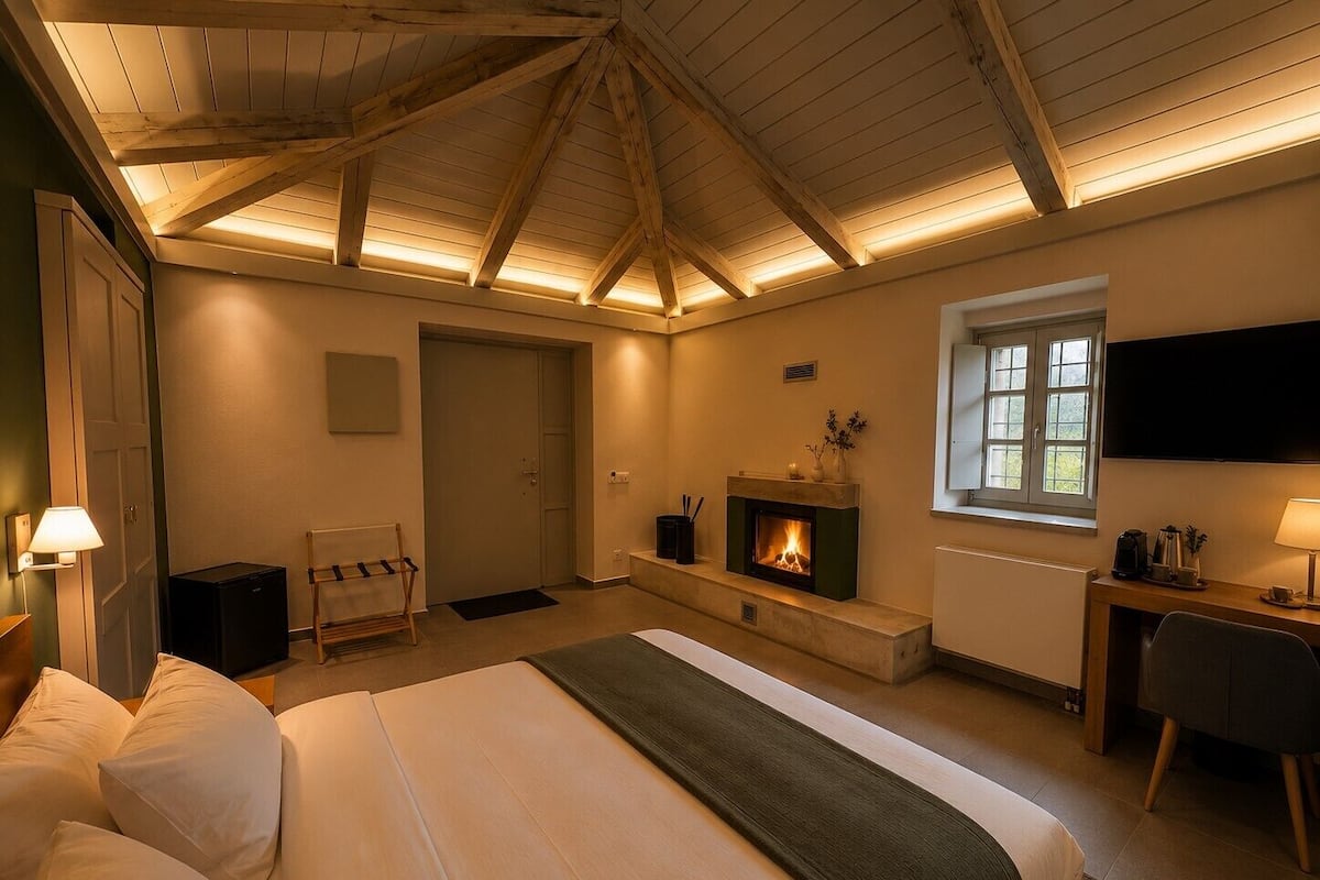Mountain Suite with Fireplace | Laptop workspace, free WiFi