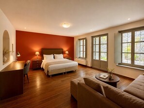 Grand Suite with Fireplace | Espacio para trabajar con un portátil y wifi gratis