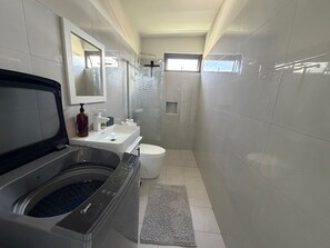 Bathroom - Soothing 2-bedroom apartment with AC in charming Flic en Flac, 2 min to beach (Flic en Flac)