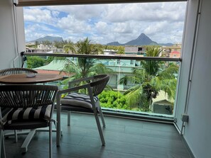 Dining - Soothing 2-bedroom apartment with AC in charming Flic en Flac, 2 min to beach (Flic en Flac)