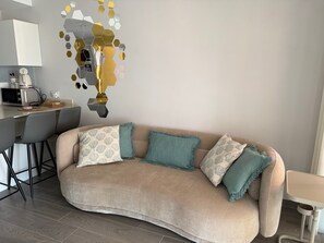 Living area - Soothing 2-bedroom apartment with AC in charming Flic en Flac, 2 min to beach (Flic en Flac)