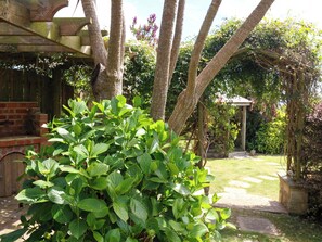 Um jardim com diversas árvores e gramado bem cuidado.