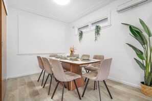 Dining - Sydney 4 bedhouse near Olympic Park Fast WIFI all room with aircon (Auburn)