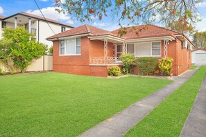 Exterior - Sydney 4 bedhouse near Olympic Park Fast WIFI all room with aircon (Auburn)
